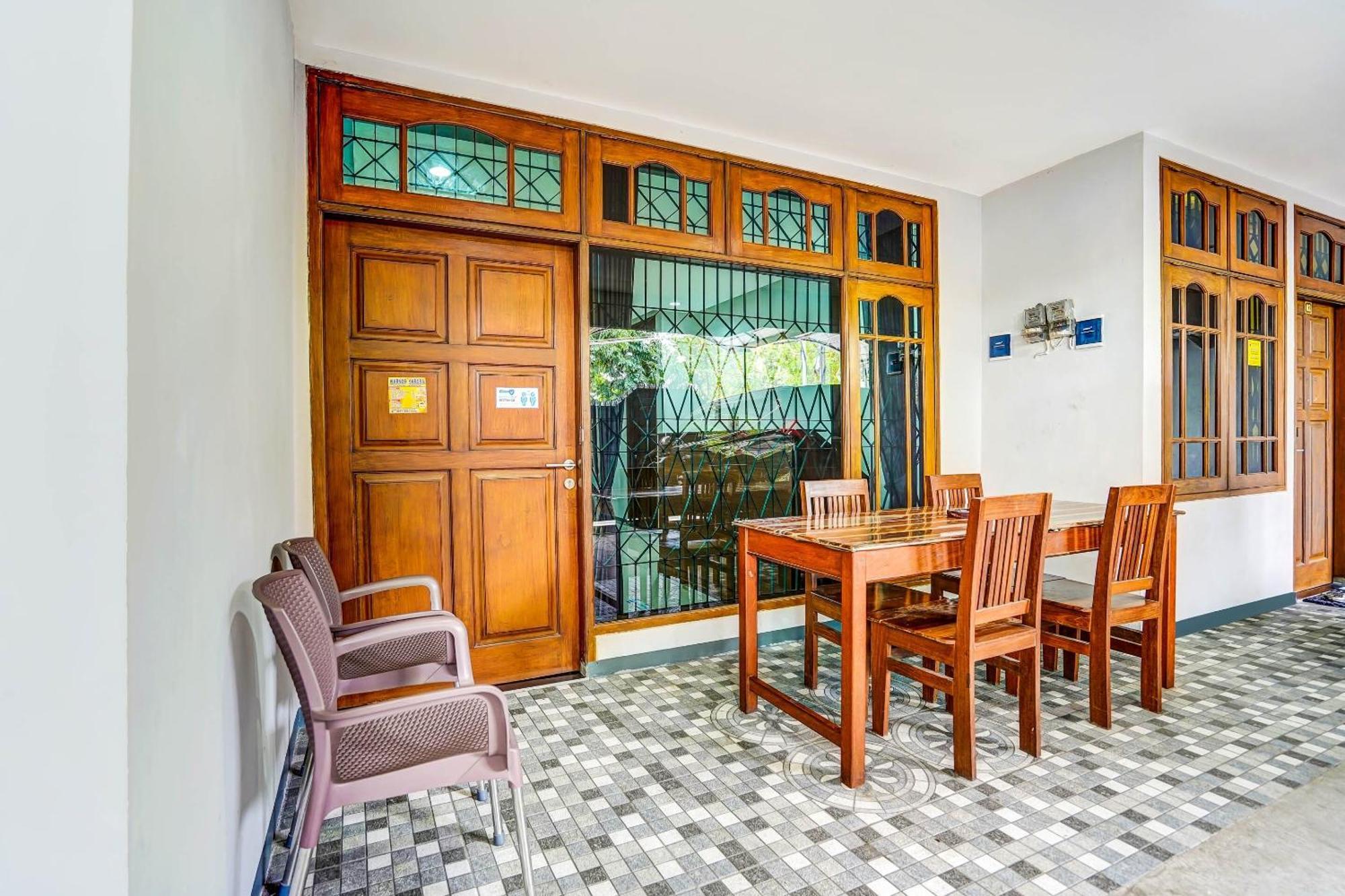 Oyo 90891 Parang Kusumo Residence Krembangan Exterior foto