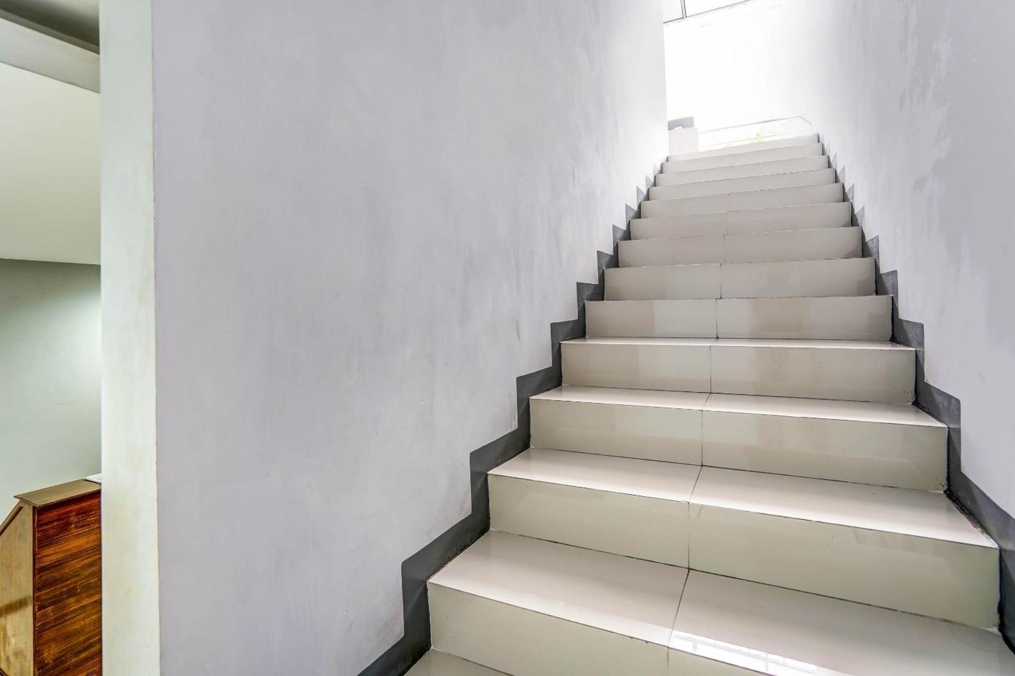 Oyo 90891 Parang Kusumo Residence Krembangan Exterior foto